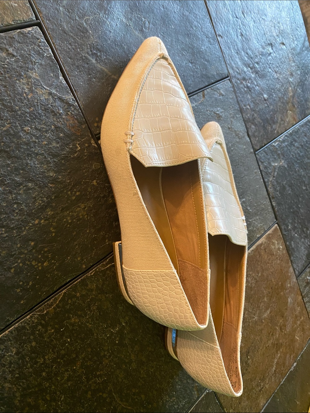Women’s Cream Croc-Texture Pointed Loafers